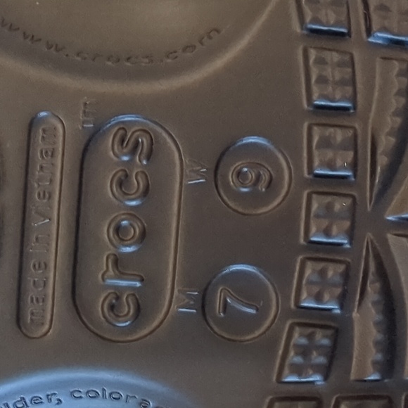 Crocs Disney Lion King M7W9 NWT - Picture 8 of 8